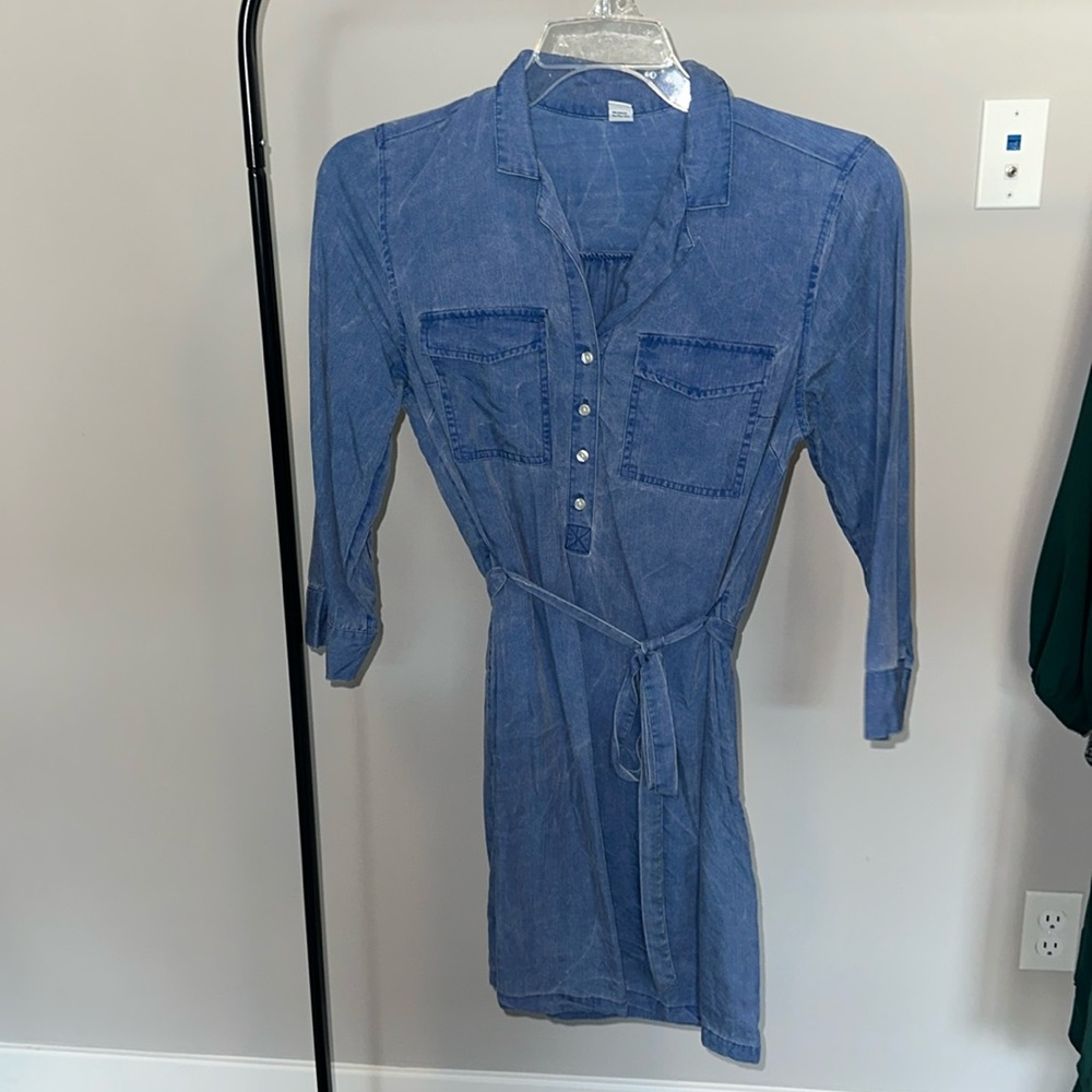 Women’s chambray three-quarter sleeve denim dress with tie belt. Medium.